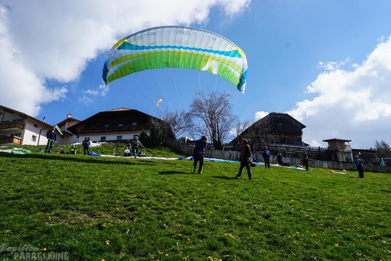 DH19.16-Luesen-Paragliding-200