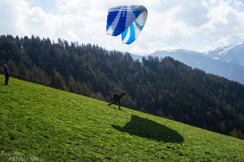 DH19.16-Luesen-Paragliding-220