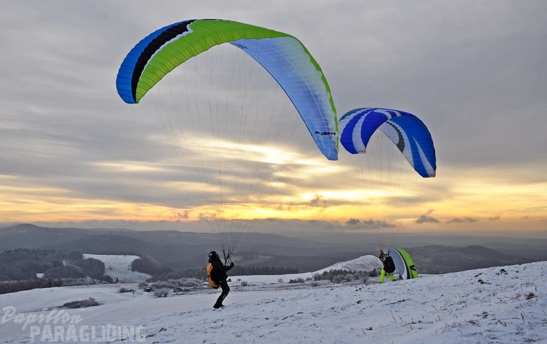 2015-01-18 RHOEN Wasserkuppe Paraglider-Schnee cFHoffmann 032 02