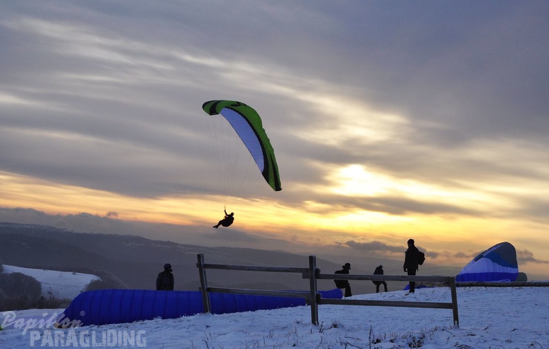 2015-01-18 RHOEN Wasserkuppe Paraglider-Schnee cFHoffmann 072 02