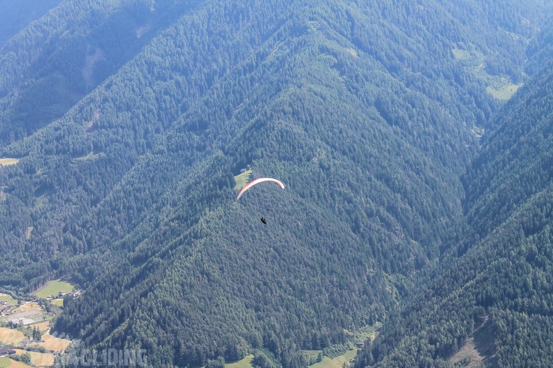 DH25.16-Luesen-Paragliding-1052