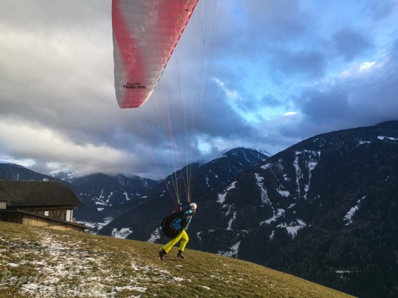 DH52.17 Luesen-Paragliding-320