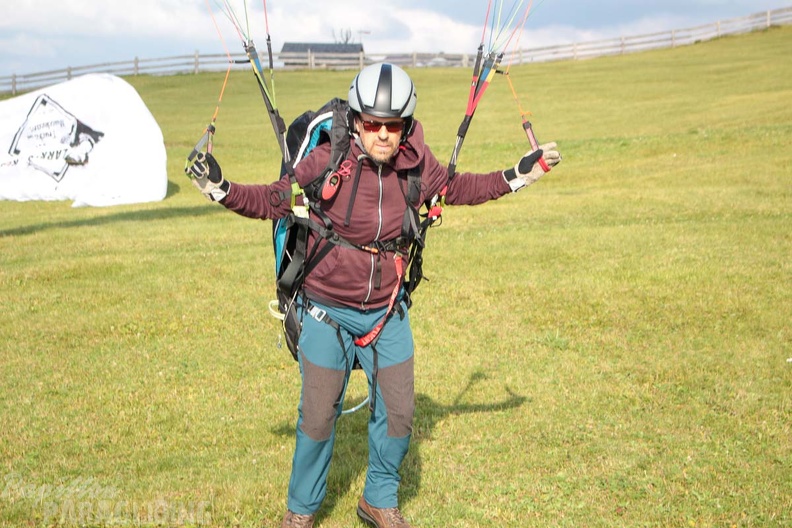 DH32.19 Luesen Paragliding-276