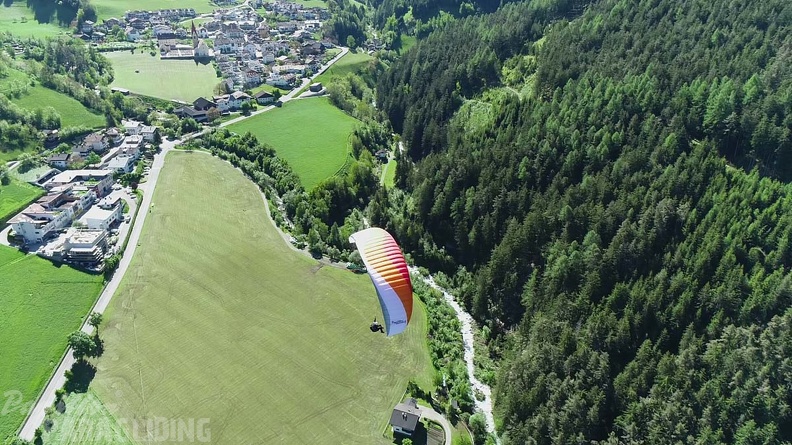 DH21.21-Luesen-Paragliding-480