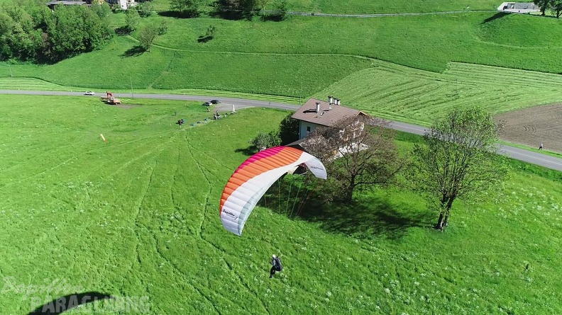 DH21.21-Luesen-Paragliding-490