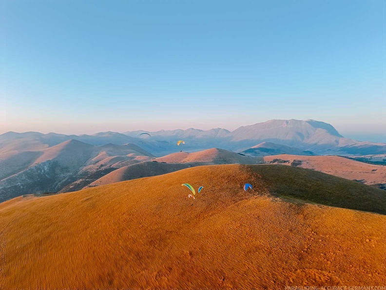 fcf37.23-castelluccio-paragliding-141